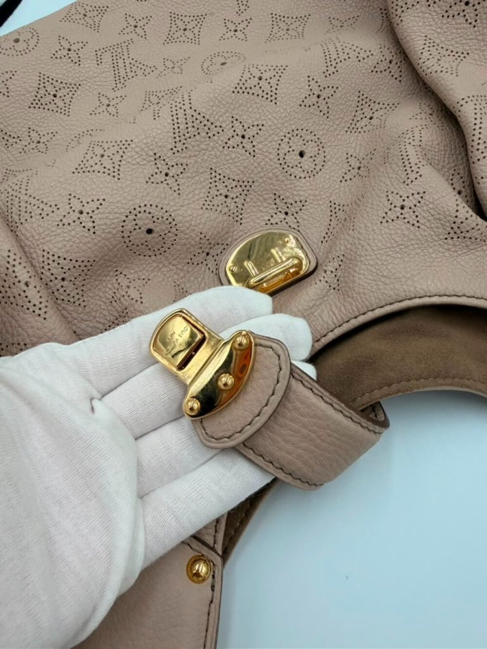 Louis Vuitton Mahina XL Hobo Blush Pink Leather Shoulder Bag - Picture 10 of 11